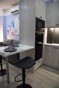 een kleine keuken met een tafel en een stoel. bij Modern Apartment Downtown Athens in Athene