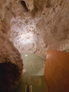 eine Höhle mit einem Wasserpool darin in der Unterkunft Anassa Cave by Estia in Iraklio
