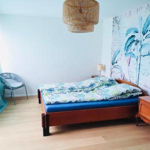 1 dormitorio con 1 cama con colchón azul en Ferienwohnung mit Traumblick und großem Garten en Lindenberg im Allgäu