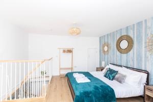 een slaapkamer met een groot bed met blauw en wit bij Sleep 10- The Lovely Lymington Lock off. in Lymington