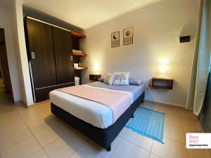 a bedroom with a large bed in a room at Beatriz Apartamentos - Dos Ambientes in General Pico