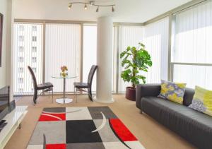 uma sala de estar com um sofá e uma mesa em Central Hub Apartment with Balcony, Fast Wifi, Smart TV and Free Parking em Milton Keynes