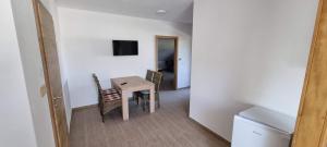Televízia a/alebo spoločenská miestnosť v ubytovaní Apartmány Adieu 2