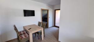 Televízia a/alebo spoločenská miestnosť v ubytovaní Apartmány Adieu 2