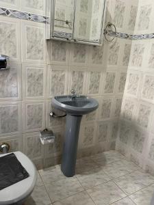 La salle de bains est pourvue d'un lavabo et de toilettes. dans l'établissement POUSADA PARLATORIUM, à Tiradentes
