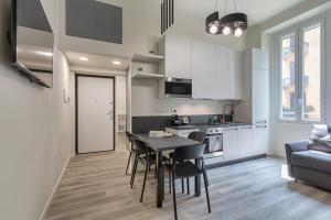 kuchnia i jadalnia ze stołem i krzesłami w obiekcie La Boutique Milano: appartamento in Porta Romana w Mediolanie