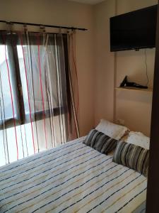 サジェント・デ・ガジェゴにあるApartamento en escarrilla, sallent de gallegoのベッドルーム1室(ベッド1台、大きな窓付)
