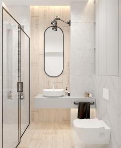 Un baño blanco con lavabo y espejo. en Hanza Tower City View 13th floor, en Szczecin