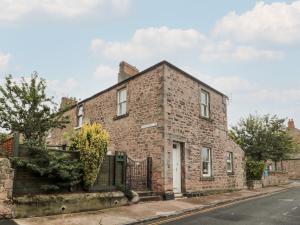 an old brick house on the side of a street at Islestone, 1 Temperance Terrace in Berwick-Upon-Tweed