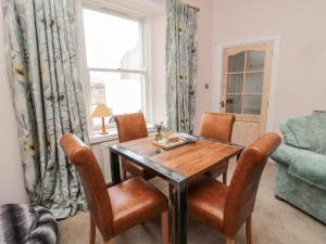 una sala da pranzo con tavolo e sedie in legno di Islestone, 1 Temperance Terrace a Berwick-Upon-Tweed