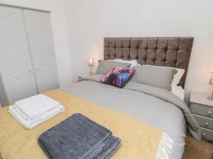 um quarto com uma cama grande com duas toalhas em Islestone, 1 Temperance Terrace em Berwick-Upon-Tweed
