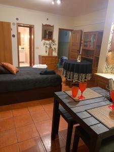 uma sala de estar com uma cama e uma mesa em Casa da Universidade em Coimbra