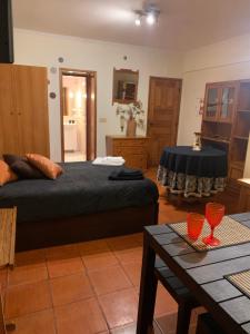 - une chambre avec un lit et une table dans l'établissement Casa da Universidade, à Coimbra