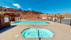 ein Swimmingpool mitten in einem Gebäude in der Unterkunft Vista Villa #3A5 in Moab