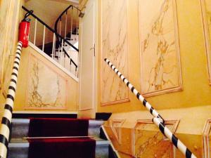una habitación con una escalera con una cuerda que conduce a una escalera en Hôtel du Centre, en París