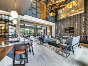Modern & Chic 1BR Luxury Apts Close to Downtown & Airport في أوستن: غرفة معيشة مع كنب وطاولة
