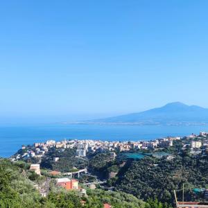widok na miasto i ocean w obiekcie Margherita house sorrento w mieście Vico Equense