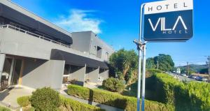 a sign for a hotel in front of a building at Hotel Vila in Guimarães