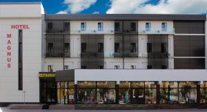 ガラツィにあるHotel Magnus Galatiの目の前に店があるホテル