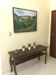 穆庫熱的住宿－Pousada Guiné，挂在木桌上墙上的画
