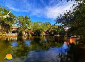 vistas a un río con árboles y edificios en Chale Praia Residence, en São Luís