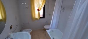 Koupelna v ubytování Grazioso e confortevole attico, costa sud-ovest