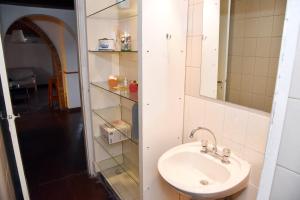 a bathroom with a sink and a mirror at Mí Sueño in Marcos Juárez +12 photos