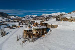 una vista aérea de un complejo en la nieve en Nordic Inn en Crested Butte