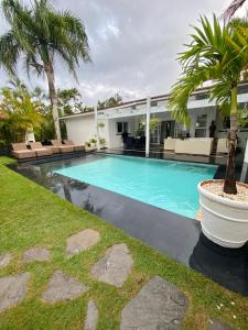 Der Swimmingpool an oder in der Nähe von EXOTIC VILLA II - Three Bedroom Villa in Juan Dolio Beach