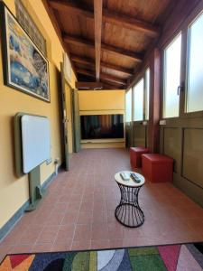 Zimmer mit einem Tisch und einem TV in einem Gebäude in der Unterkunft intero appartamento con giardino e colazione Dario in Parma