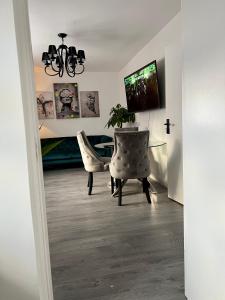TV tai viihdekeskus majoituspaikassa Lovely Apartment in Castlebar