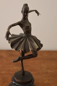 una figurita de bronce de una mujer en un tutú en Lou Prat, en Meyrueis