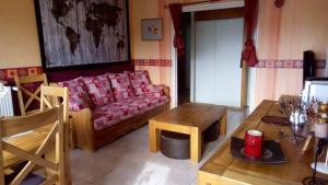 Grande chambre double chez l'habitant في لونغجومياو: غرفة معيشة مع أريكة وطاولة