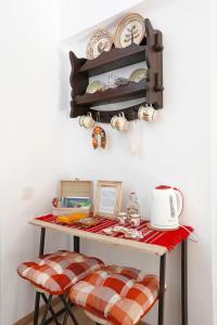 Příslušenství pro přípravu čaje a kávy v ubytování Traditional Romanian Apartment