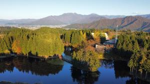 una vista aérea de un lago con árboles y montañas en Koguriyama Sanso - Vacation STAY 16071v, en Minami Uonuma