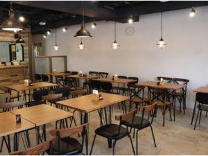 um restaurante com mesas e cadeiras de madeira e luzes em Az Inn Fukui - Vacation STAY 65924v em Fukui