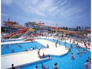 un grupo de personas en una piscina en un parque acuático en Az Inn Fukui - Vacation STAY 65944v, en Fukui