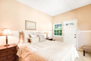 a bedroom with a bed and a table with a lamp at Misty Lady at Water's Edge in Freeland