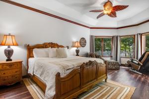 - une chambre avec un lit et un ventilateur de plafond dans l'établissement Forever Shores, à Arkdale