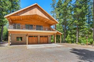 Casa de madera grande con garaje grande en Cowlitz Manor House, en Packwood