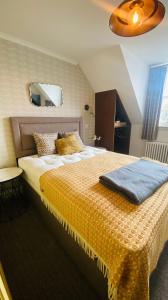 Postel nebo postele na pokoji v ubytování Custom House Hotel + 37 fotografií