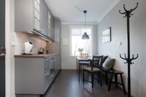 Kuchyň nebo kuchyňský kout v ubytování Mid-Century Modern Styled Apartment