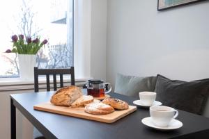 Možnosti snídaně pro hosty v ubytování Mid-Century Modern Styled Apartment