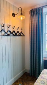 Postel nebo postele na pokoji v ubytování Custom House Hotel