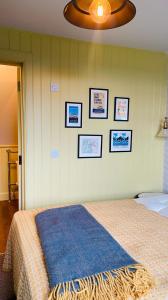 Postel nebo postele na pokoji v ubytování Custom House Hotel