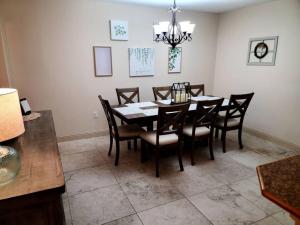 a dining room with a table and chairs at Judy House in Hammond