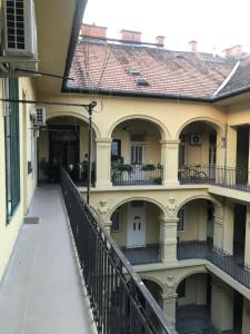 un immeuble d'appartements avec balcon et passerelle dans l'établissement V57 APARTMENT OKTOGON, à Budapest