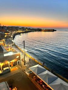 una vista aérea de un muelle al atardecer en Julies Studios, en La Canea