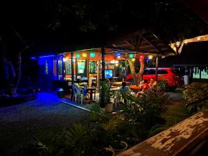 uma casa iluminada à noite com luzes em Pitaya Native Guest House em Panglao