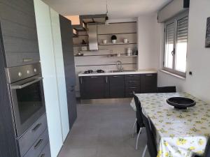 een kleine keuken met een tafel en een wastafel bij Casa vacanza HADA in San Giacomo degli Schiavoni